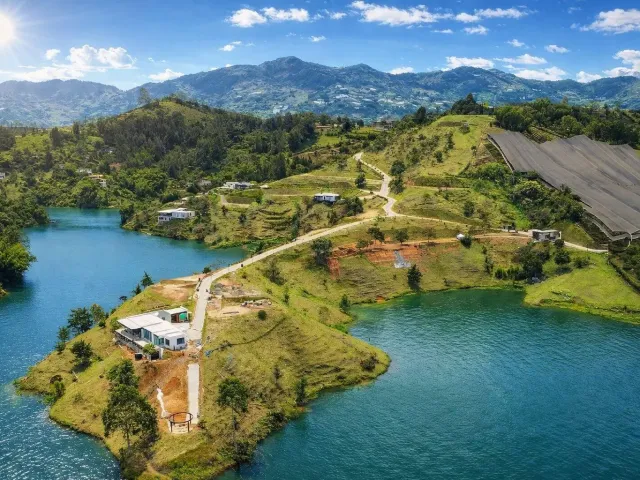 Exclusive Lakefront Lot in El Peñol: 2,500 m² in a Gated Community