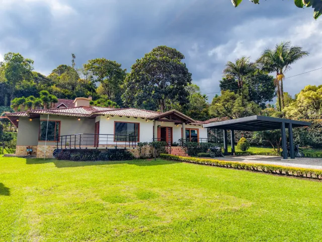 Luxury Country House in El Retiro | 1,400 m² Lot, Exclusive Gated Community.