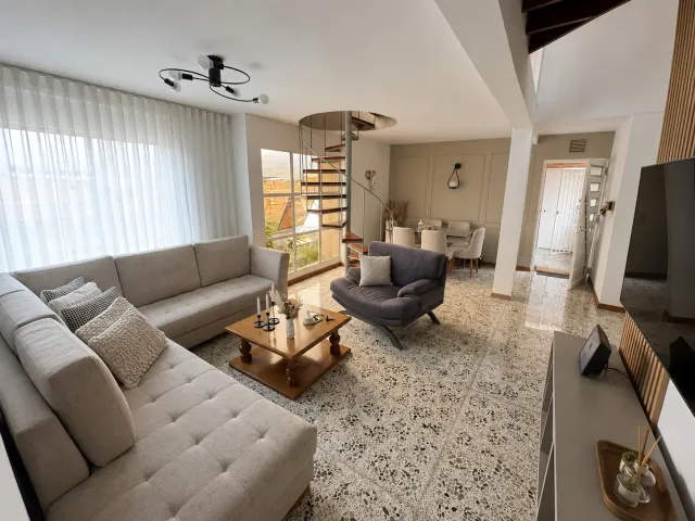 Duplex Sophistication in San Joaquín: Spacacious Living, Marble Floors & Private Terrace.