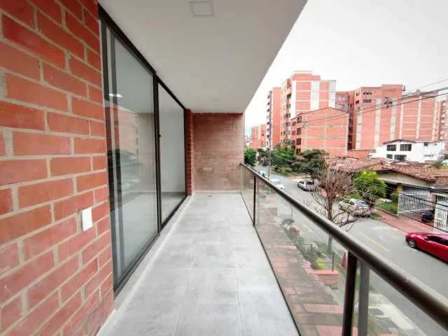 Apartamento con terraza en Conquistadores: 98 m² + 23 m² de terraza, cerca de Unicentro