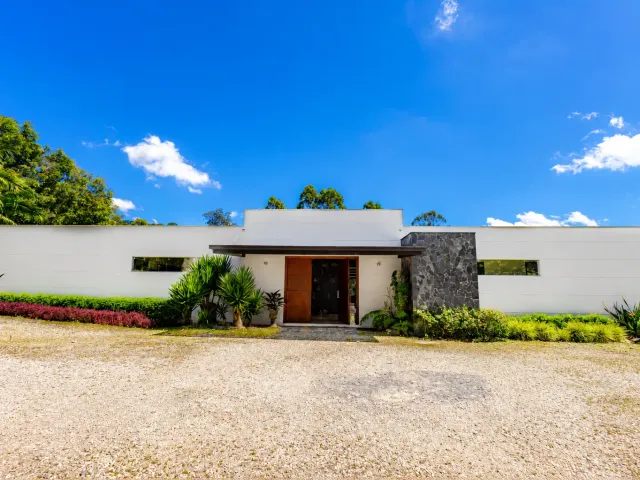 Contemporary Luxury Estate on 6,400 m² Near Llanogrande & Medellín Airport