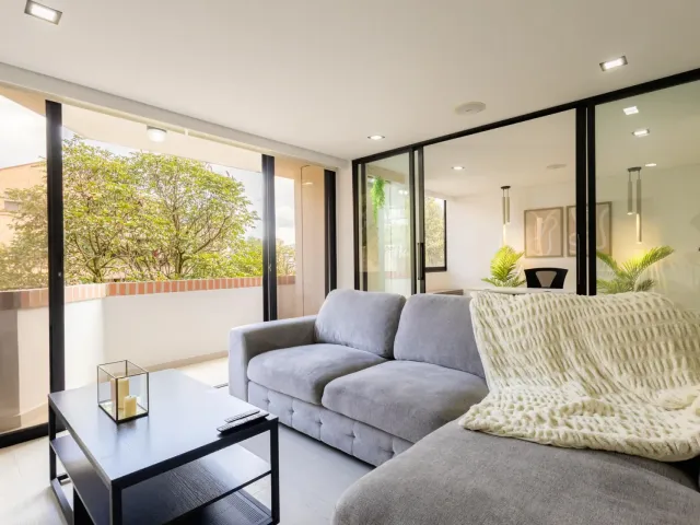 Modernized Apartment with Study in El Poblado | Spacious Layout