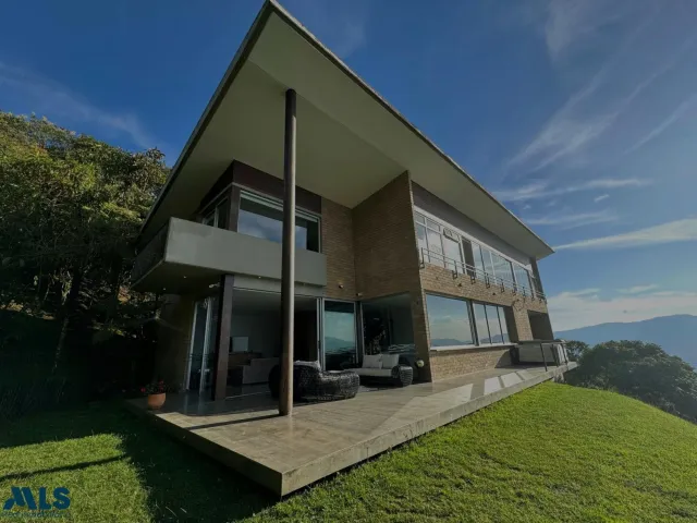 Casa en Medellín en Alto de Las Palmas