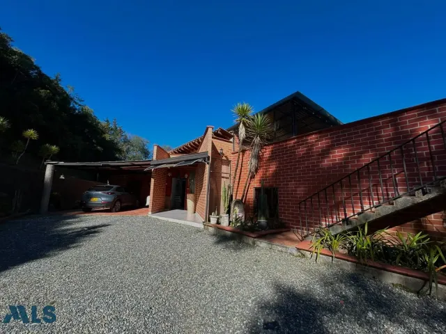 Casa en Envigado en Alto del escobero (Envigado)