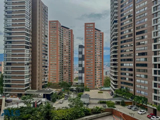 Apartamento en Medellín en Altos del Poblado