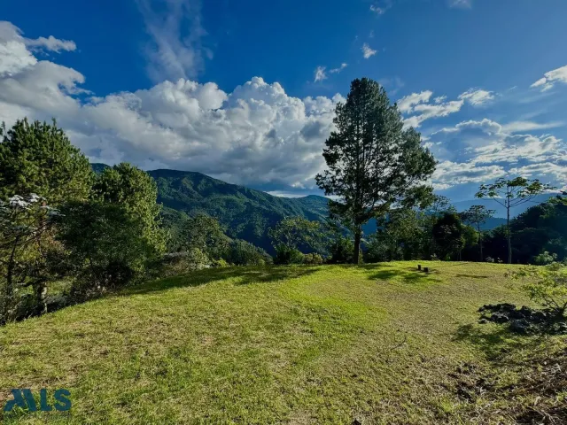 Lote Residencial en Envigado en Loma del Escobero