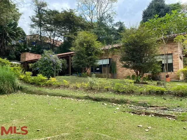 Casa en Envigado en Loma de Las Brujas