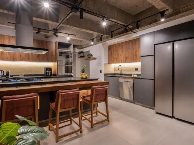195 m² Industrial-Style Duplex in Provenza with Jacuzzi, BBQ Area, and Strong Rental Potential – Fully Renovated and Steps Away from Medellin’s Best Dining!