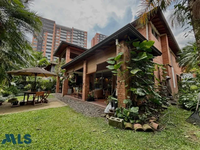 Casa en Envigado en Loma de Benedictinos