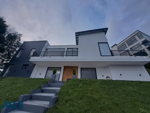 Casa en Envigado en Alto del escobero (Envigado)