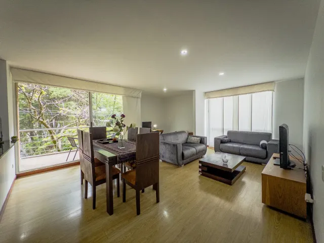 Mid-term stay in El Poblado: 2 bedrooms, balcony in nature, parking.