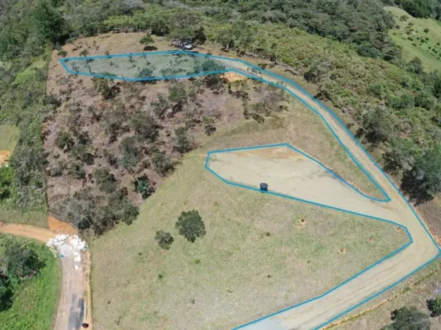 5,400 m² lot in Guarne with 2 terraces, beautiful views, just 8 minutes from the town park.