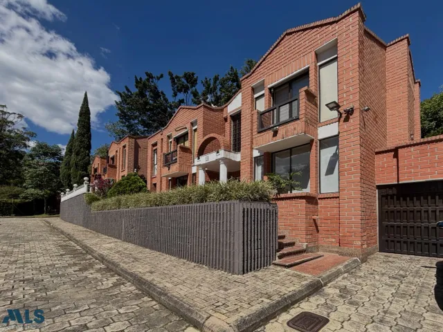 Casa en Envigado en Loma de Benedictinos