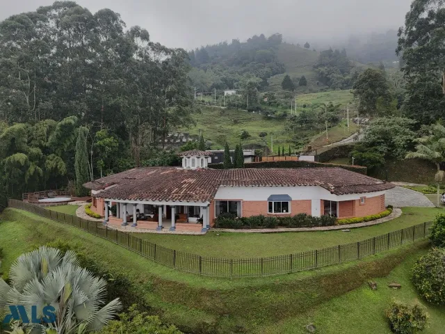 Casa en Envigado en Loma del Escobero