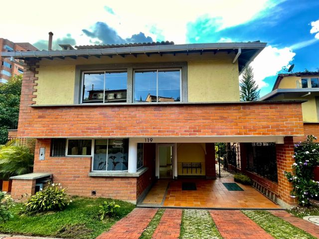 Exceptional House in El Esmeraldal | Private Garden, 3 Levels & 4 Parking Spaces