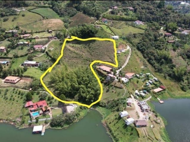 9,021 m² Lot in El Peñol-Guatapé with reservoir access – Perfect for tourist and agricultural projects. High-value investment opportunity!