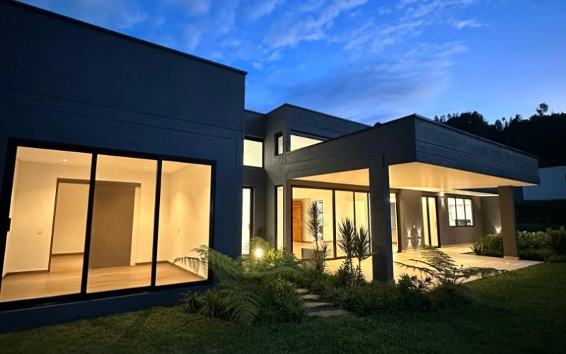 Luxury Home with 1,876 m² Lot in El Retiro – Tranquil Living Awaits