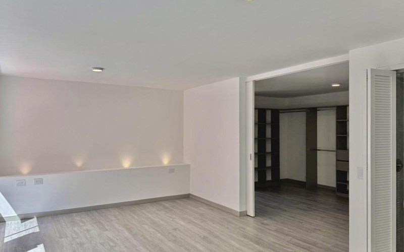 Newly Remodeled Luxury Apartment in El Poblado with Prime Location and Modern Finishes