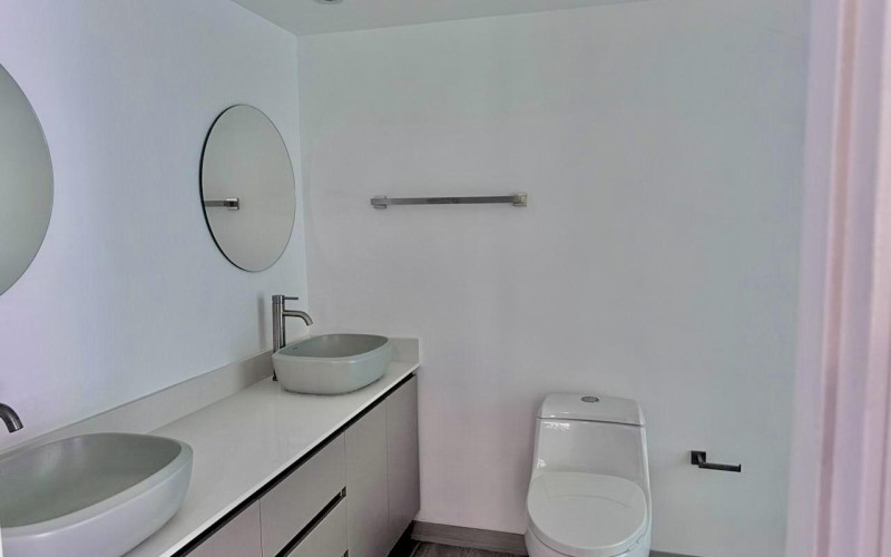 Newly Remodeled Luxury Apartment in El Poblado with Prime Location and Modern Finishes