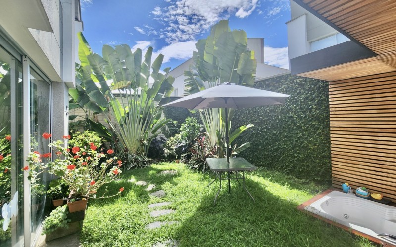 3-Story House in Gated Community in Rionegro – Spacious Living, Garden with Jacuzzi, and 24/7 Security