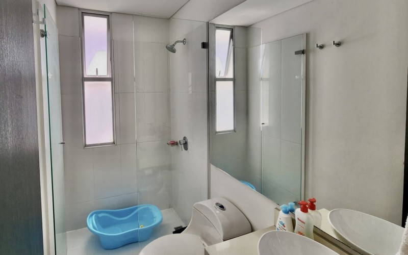 3-Story House in Gated Community in Rionegro – Spacious Living, Garden with Jacuzzi, and 24/7 Security
