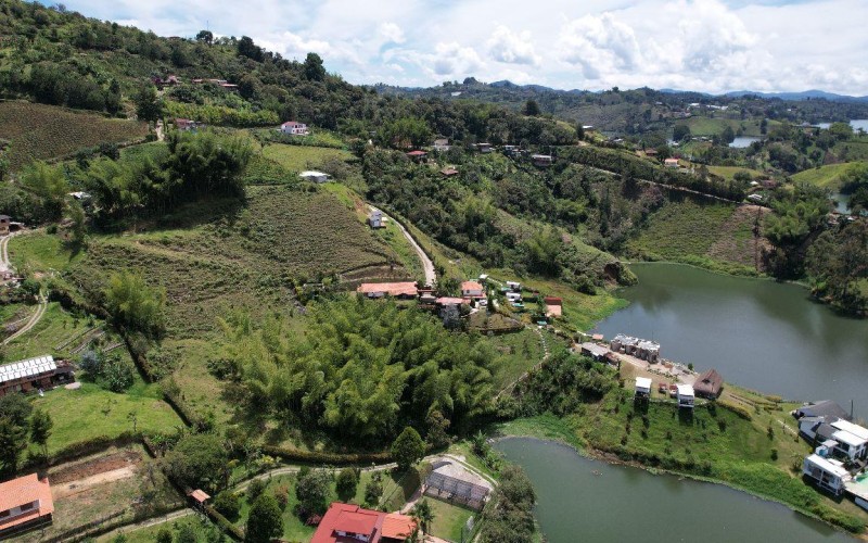 Spectacular Lot in El Peñol-Guatapé with Lake Access and Rock View – Perfect for Tourist Projects