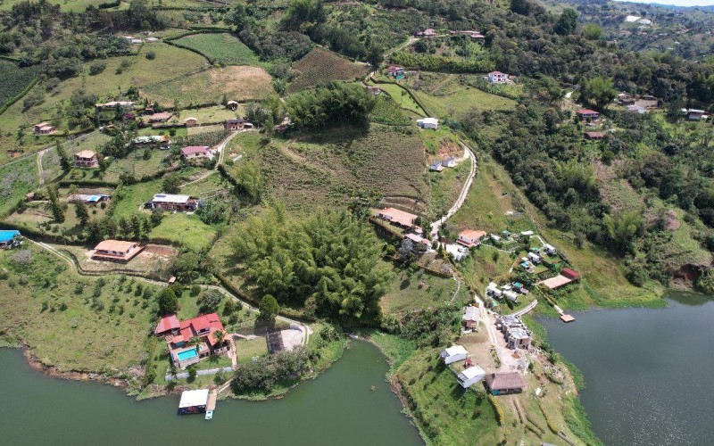 9,021 m² Lot in El Peñol-Guatapé with land for sustainable agricultural use, suburban, and countryside housing – Perfect for multifaceted development.