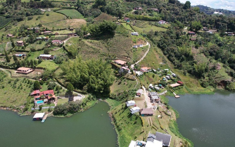 Spectacular Lot in El Peñol-Guatapé with Lake Access and Rock View – Perfect for Tourist Projects