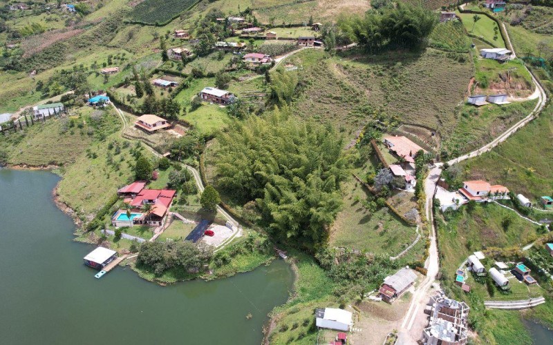 Spectacular Lot in El Peñol-Guatapé with Lake Access and Rock View – Perfect for Tourist Projects
