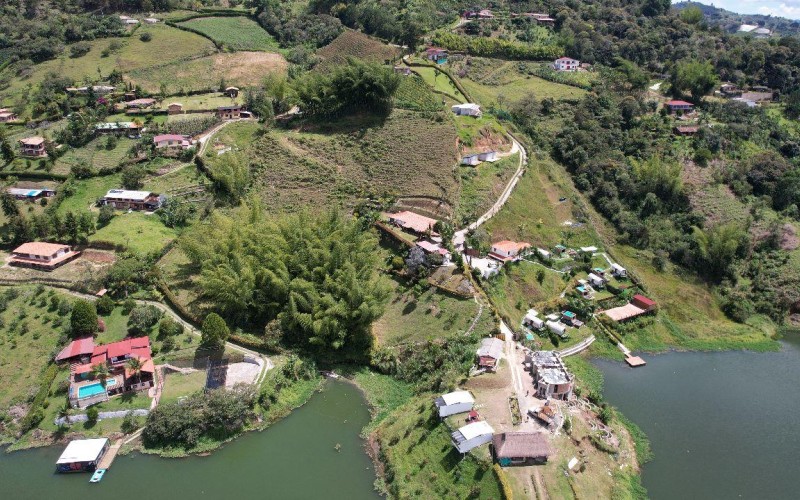 Spectacular Lot in El Peñol-Guatapé with Lake Access and Rock View – Perfect for Tourist Projects