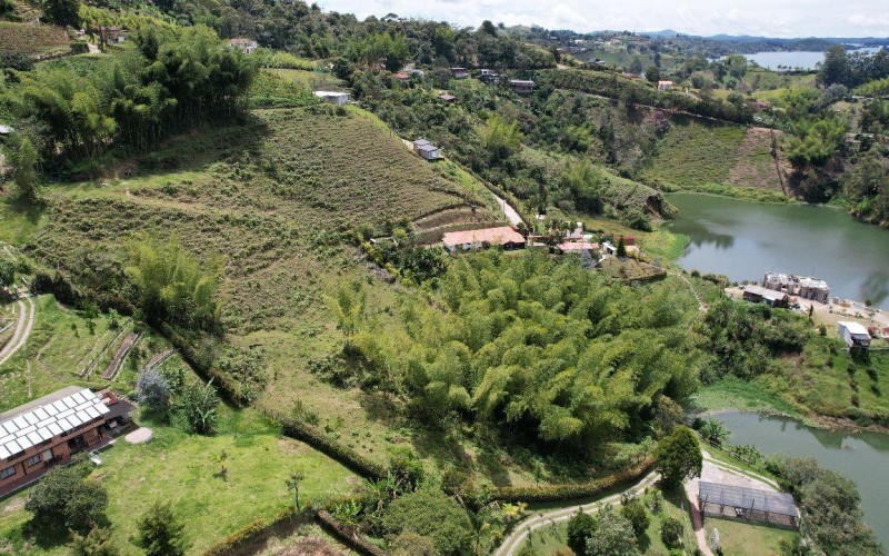 Spectacular Lot in El Peñol-Guatapé with Lake Access and Rock View – Perfect for Tourist Projects
