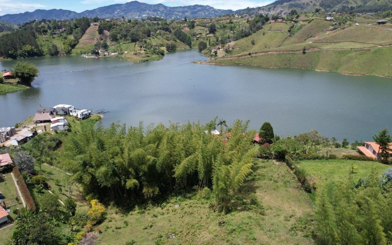 Spectacular Lot in El Peñol-Guatapé with Lake Access and Rock View – Perfect for Tourist Projects