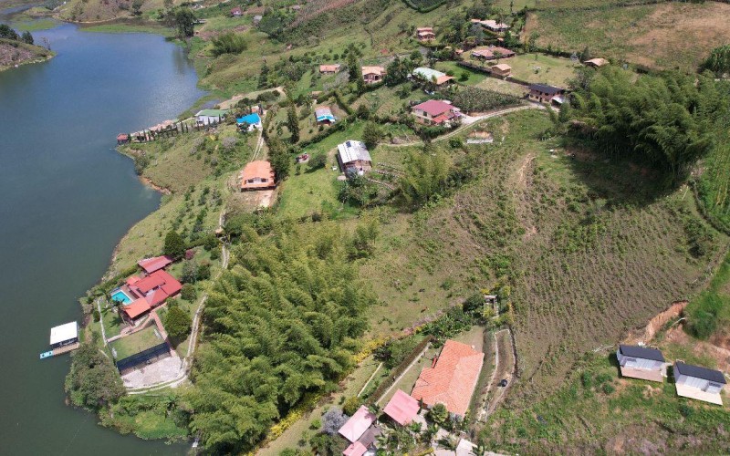 Spectacular Lot in El Peñol-Guatapé with Lake Access and Rock View – Perfect for Tourist Projects