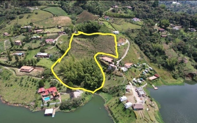 9,021 m² Lot in El Peñol-Guatapé with reservoir access – Perfect for tourist and agricultural projects. High-value investment opportunity!