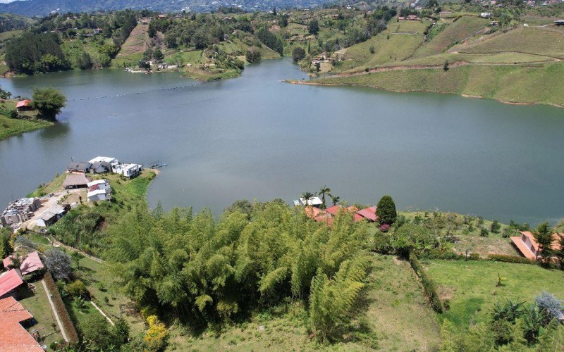 Spectacular Lot in El Peñol-Guatapé with Lake Access and Rock View – Perfect for Tourist Projects