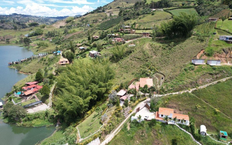Spectacular Lot in El Peñol-Guatapé with Lake Access and Rock View – Perfect for Tourist Projects