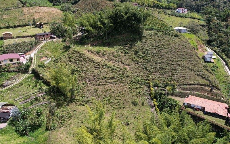 Spectacular Lot in El Peñol-Guatapé with Lake Access and Rock View – Perfect for Tourist Projects