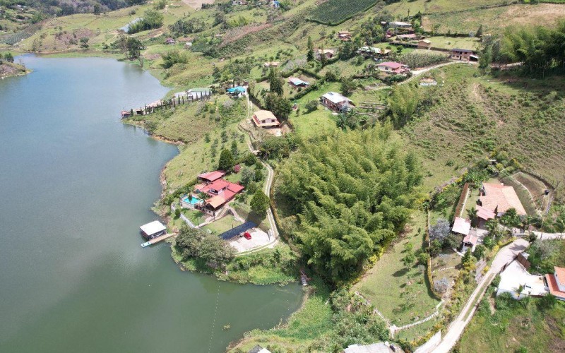 Spectacular Lot in El Peñol-Guatapé with Lake Access and Rock View – Perfect for Tourist Projects