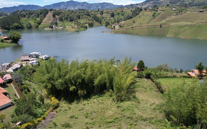 Spectacular Lot in El Peñol-Guatapé with Lake Access and Rock View – Perfect for Tourist Projects