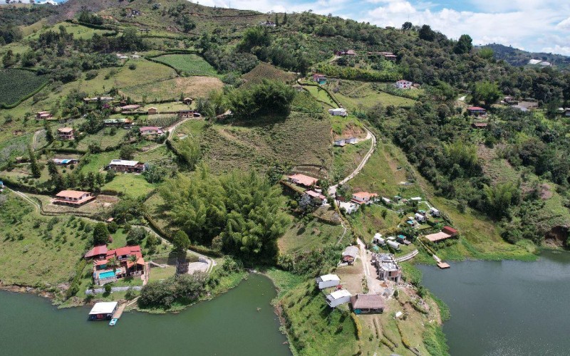 Spectacular Lot in El Peñol-Guatapé with Lake Access and Rock View – Perfect for Tourist Projects