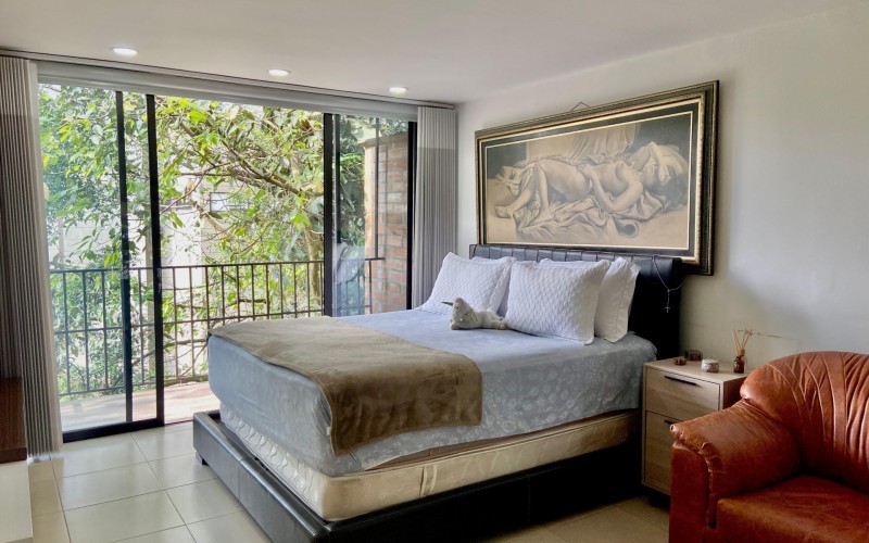 Spacious 215m2 Apartment in Exclusive Gated Community with Terrace and 4 Bedrooms in El Poblado