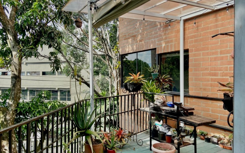 Spacious 215m2 Apartment in Exclusive Gated Community with Terrace and 4 Bedrooms in El Poblado