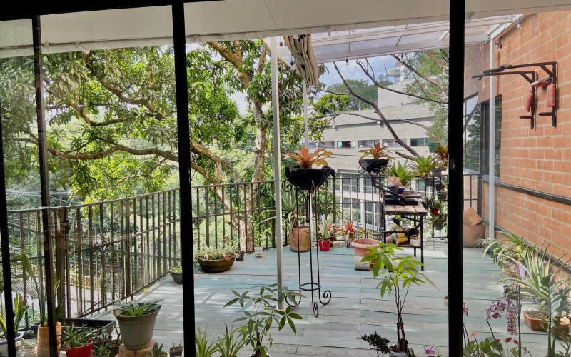 Spacious 215m2 Apartment in Exclusive Gated Community with Terrace and 4 Bedrooms in El Poblado