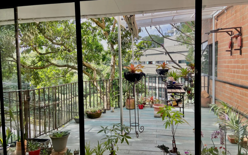 Spacious 215m2 Apartment in Exclusive Gated Community with Terrace and 4 Bedrooms in El Poblado