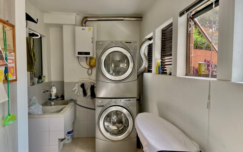 Spacious 215m2 Apartment in Exclusive Gated Community with Terrace and 4 Bedrooms in El Poblado