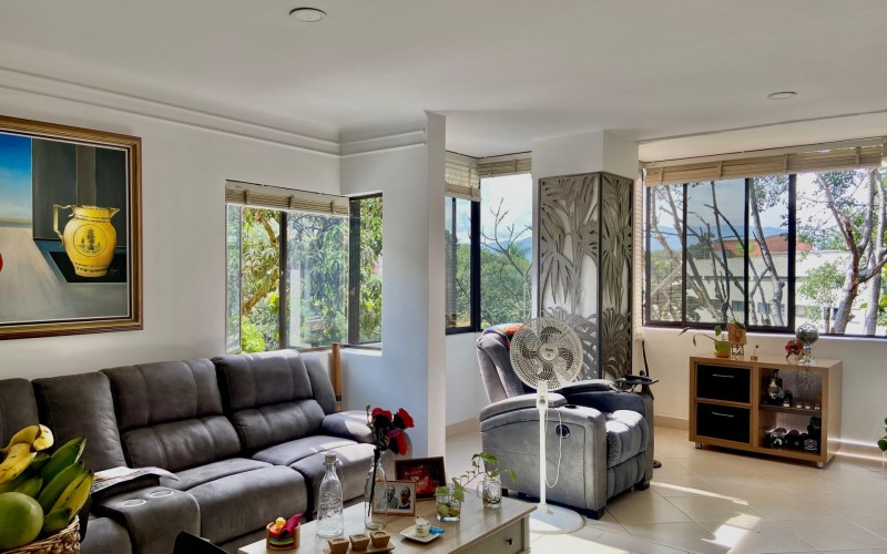 Spacious 215m2 Apartment in Exclusive Gated Community with Terrace and 4 Bedrooms in El Poblado