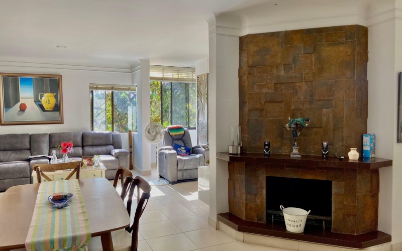 Spacious 215m2 Apartment in Exclusive Gated Community with Terrace and 4 Bedrooms in El Poblado