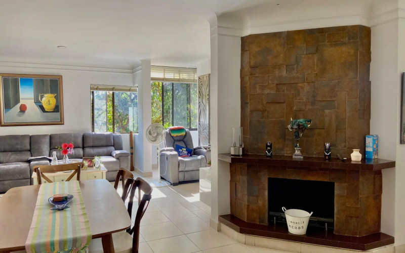 Spacious 215m2 Apartment in Exclusive Gated Community with Terrace and 4 Bedrooms in El Poblado