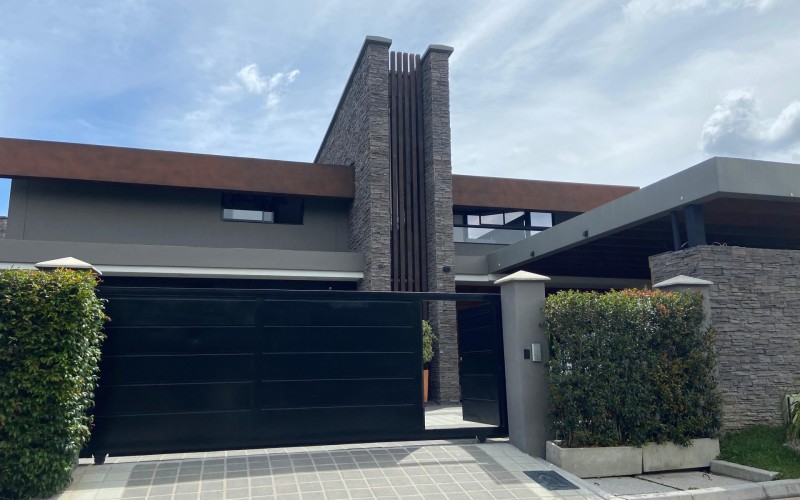 Country House in Llanogrande, Rionegro – Spacious Living, Nature, and 24/7 Security