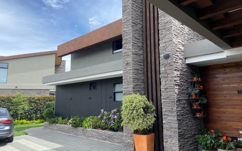 Country House in Llanogrande, Rionegro – Spacious Living, Nature, and 24/7 Security